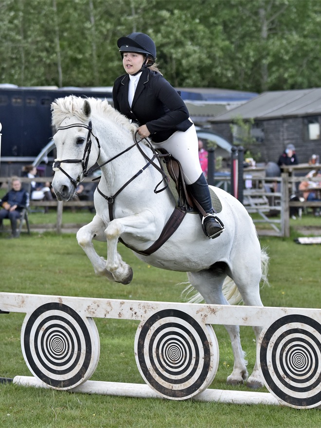 Ellens\' pony is back jumping again!